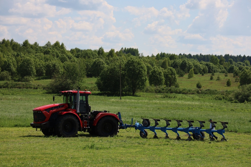 Кировец К-746МI+ Плуг ППО-8-35.jpg