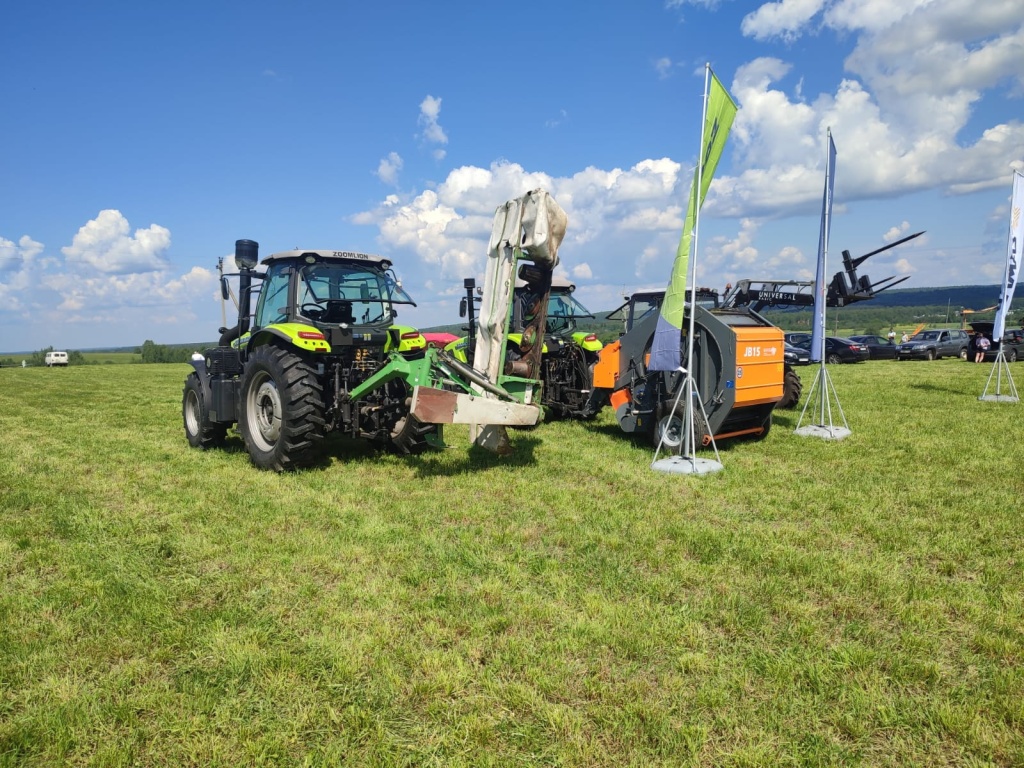 Техника на поле.jpg